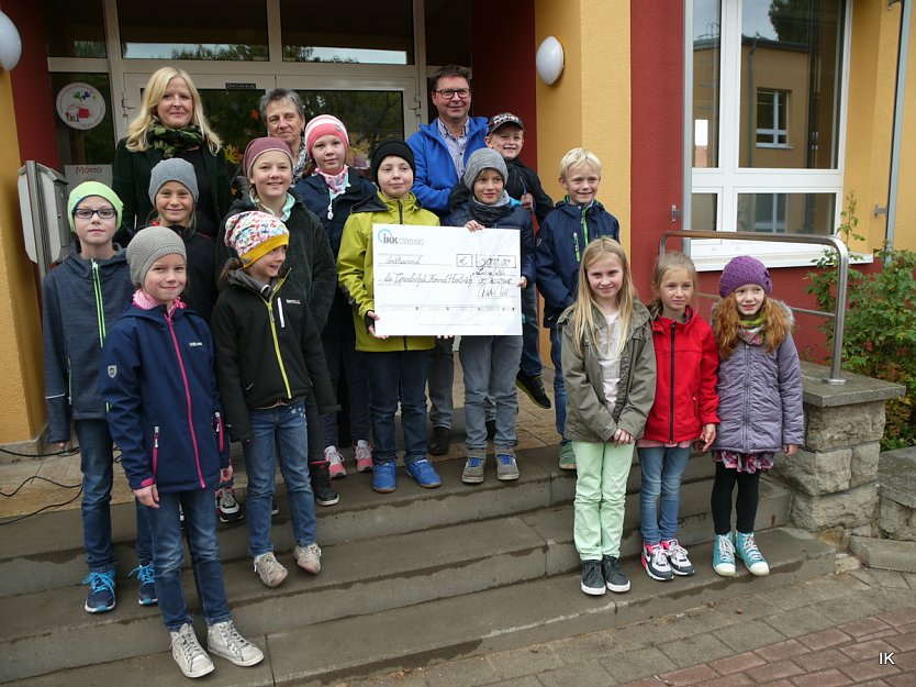 Scheck&uuml;bergabe  (Foto: Ilka K&uuml;hn)