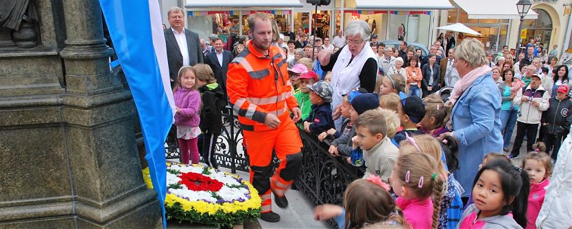 Superintendent Andreas Berger (links) kurz vor der Enth&uuml;llung des Denkmals nach dessen Restaurierung. (Foto: Jochen Miche)