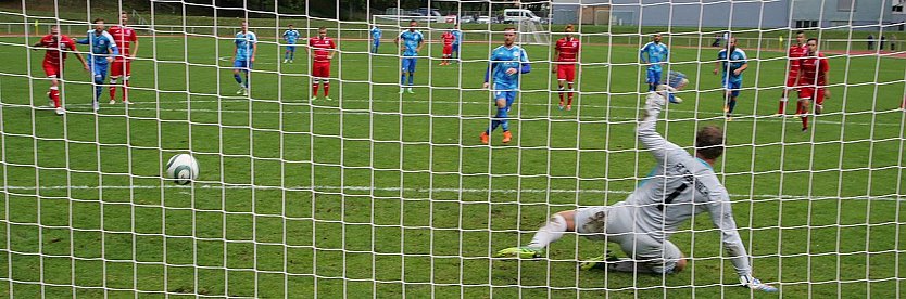 Pfingsten-Reddig verwandelt zum 0:3 (Foto: Bernd Peter)
