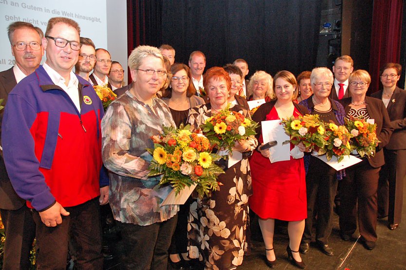 Das Thüringer DRK vergibt Ehrenamtspreis 2016 (Foto: DRK Thüringen) Das Thüringer DRK vergibt Ehrenamtspreis 2016 (Foto: DRK Thüringen)