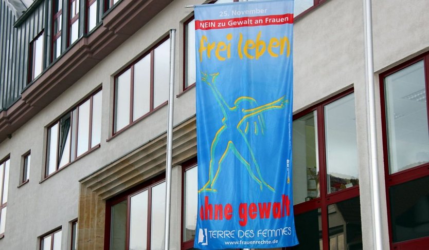 Fahne am Landratsamt (Foto: J. Piper)