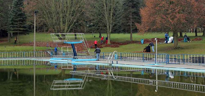 Schwimmbad auf Winter vorbereitet (Foto: Karl-Heinz Herrmann)