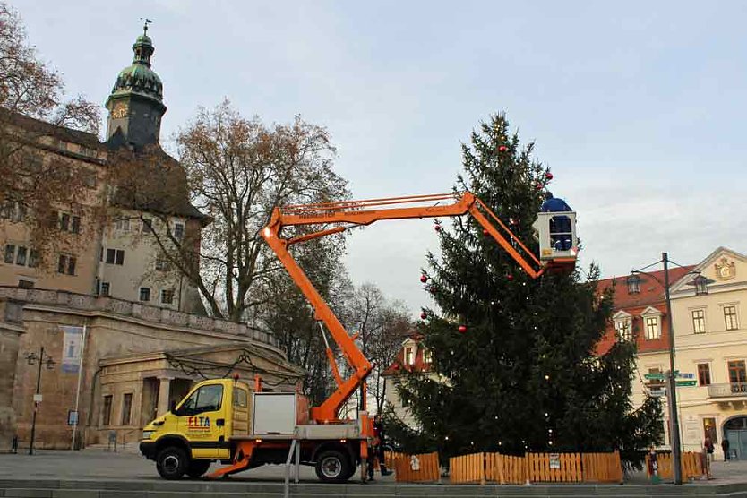Weihnachtsbaum steht (Foto: Karl-Heinz Herrmann)