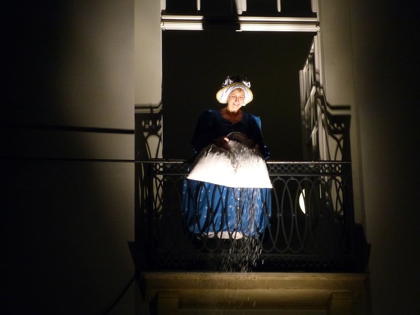 Frau Holle ließ es am Nordhäuser Theater heute schneien (Foto: Birgit Susemihl) Frau Holle ließ es am Nordhäuser Theater heute schneien (Foto: Birgit Susemihl)