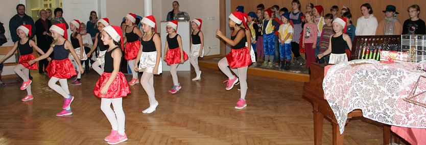 Begeisternde Weihnachtsfeier in der Schule (Foto: Karl-Heinz Herrmann)