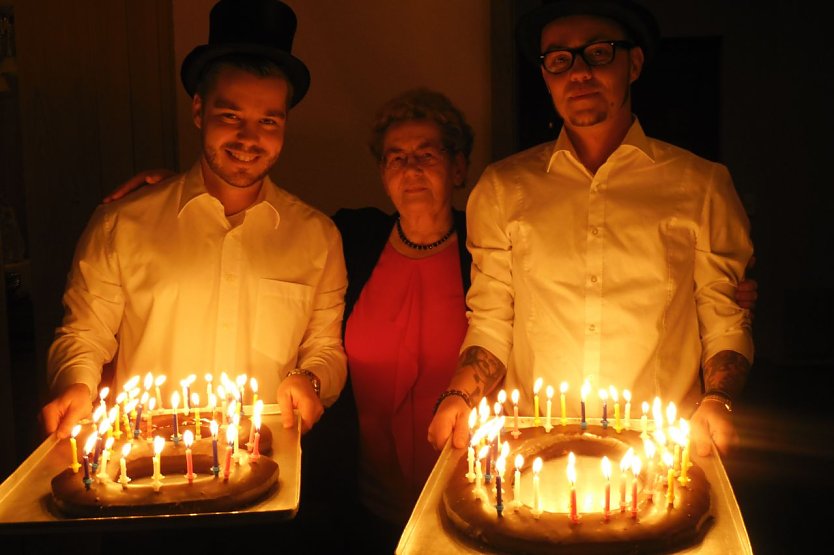 Enkel und Großmutter mit ihrem gebackenen Geschenk (Foto: Heidi Stumpf) Enkel und Großmutter mit ihrem gebackenen Geschenk (Foto: Heidi Stumpf)