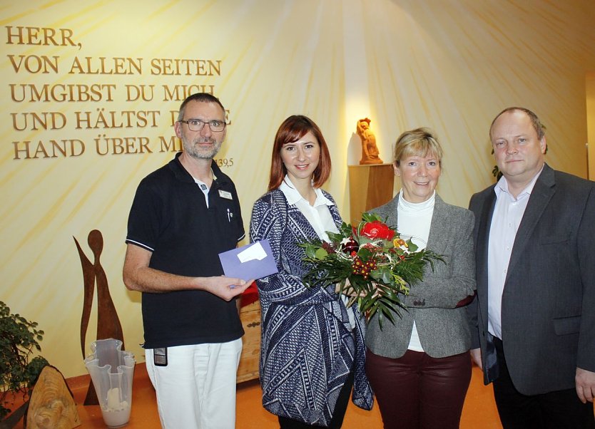 Erl&ouml;s &uuml;bergeben (Foto: Fischer/AH Peter)