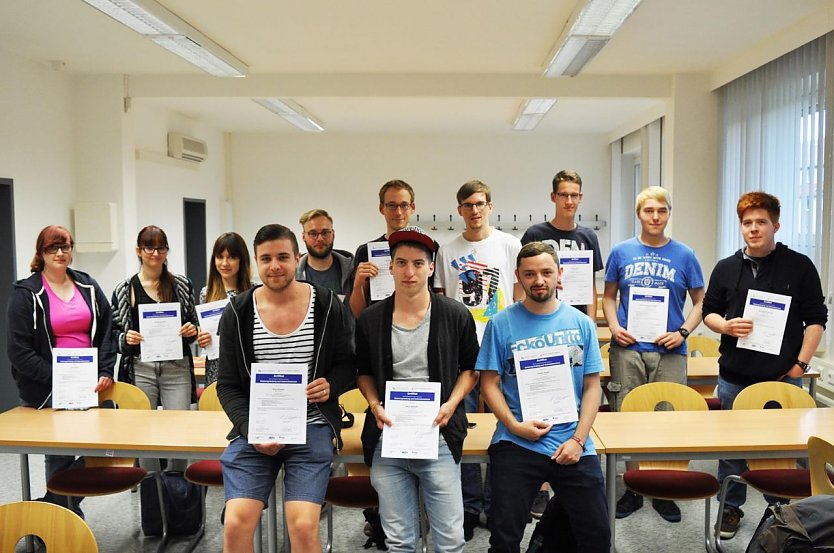 Die Teilnehmer am Seminar Existenzgr&uuml;ndung und Unternehmertum erhielten am 19. Mai ihr Abschlusszertifikat (Foto: Matthias Viehmann)