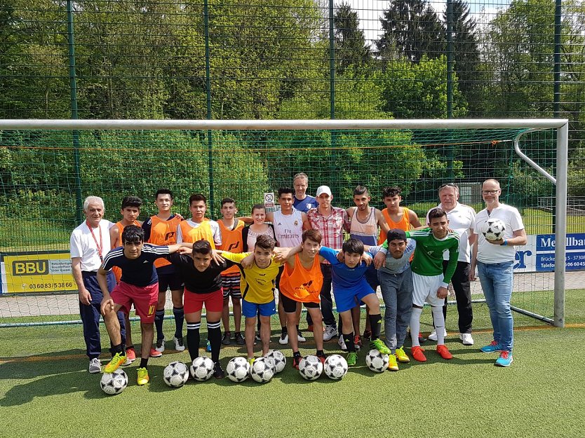 Ballpaket &uuml;bergeben (Foto: Jana Vogt)