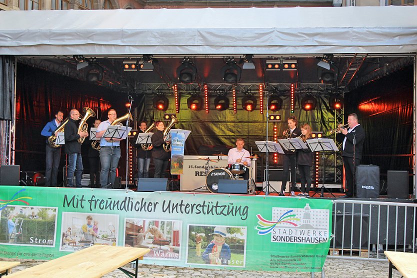 Mit Blasmusik ins Fest (Foto: Karl-Heinz Herrmann)