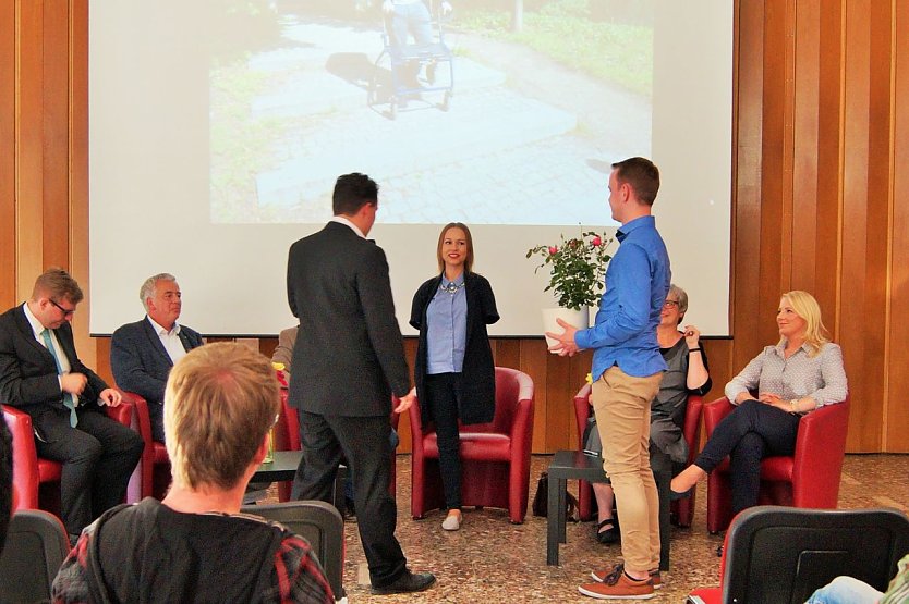 Geschenk&uuml;bergabe an Denise Marko (Foto: Nicole Schulz)
