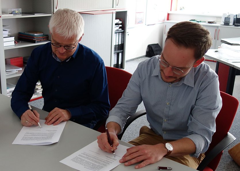 Gulden und Scharff unterzeichnen den Vertrag (Foto: privat)