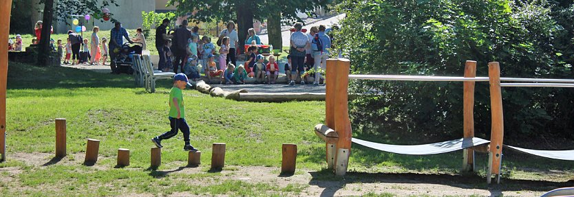 Mehrgenerationen Spielplatz eingeweiht (Foto: Karl-Heinz Herrmann) Mehrgenerationen Spielplatz eingeweiht (Foto: Karl-Heinz Herrmann)