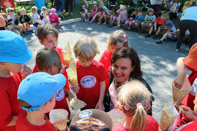 Mehrgenerationen Spielplatz eingeweiht (Foto: Karl-Heinz Herrmann) Mehrgenerationen Spielplatz eingeweiht (Foto: Karl-Heinz Herrmann)