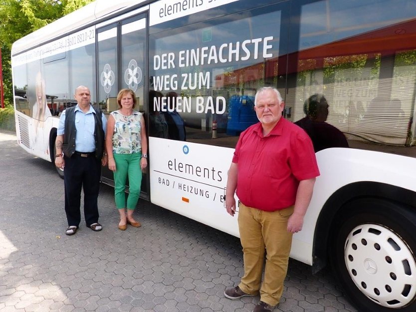 Badebus &uuml;bergeben (Foto: Landratsamt UHK)