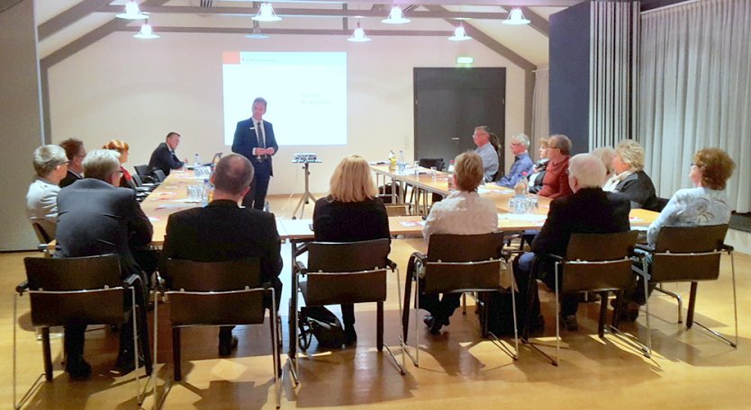 Folgen der Niedrigzinspolitik für Unternehmen, Privatpersonen und Kreditinstitute (Foto: SGW) Folgen der Niedrigzinspolitik für Unternehmen, Privatpersonen und Kreditinstitute (Foto: SGW)