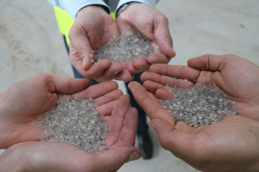 Und so sieht das Endprodukt aus: Plastik-Granulat als Grundstoff f&uuml;r neue Produkte (Foto: Angelo Glashagel)