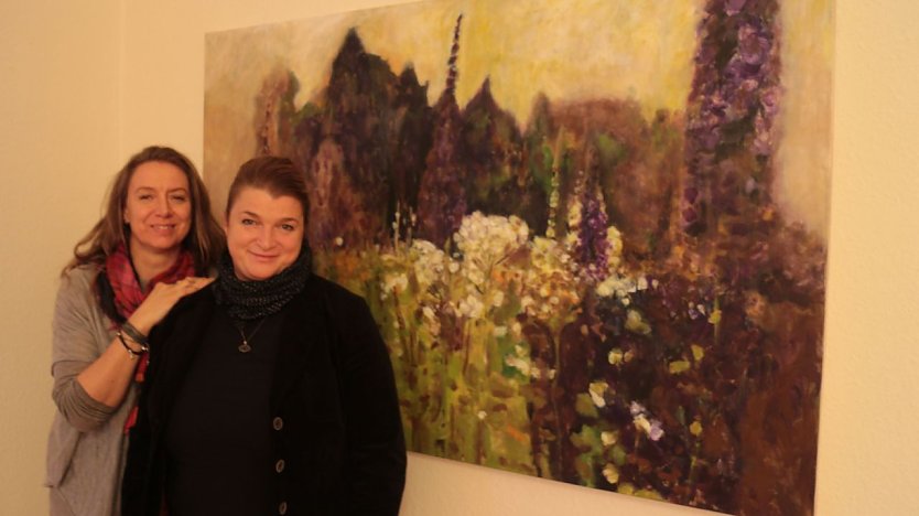 Daniela Winkelmann und Sandra Banse in ihrer Ausstellung "Auf stille Weise" (Foto: Angelo Glashagel)