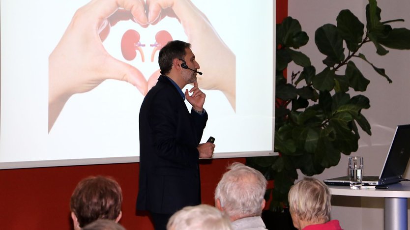 Am Mittwoch kamen wieder zahlreiche Interessierte ins S&uuml;dharz Klinikum, als Dr. med. Fahri Kiziler, Bereichsleiter der Nephrologie, &uuml;ber die Ursachen und Behandlungsstrategien von Nierenerkrankungen und &uuml;ber die verschiedenen M&ouml;glichkeiten der Dialyse sprach (Foto: S&uuml;dharz Klinikum Nordhausen gGmbH)