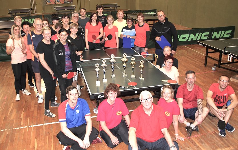 Die Mitarbeiterinnen und Mitarbeiter des JugendSozialwerk Nordhausen sind t&auml;glich f&uuml;r gro&szlig;e und kleine Menschen im Einsatz. Doch dar&uuml;ber hinaus sind viele auch sportlich aktiv. Das bewiesen insgesamt neun Teams am vergangenen Wochenende wieder bei der Vereins-Meisterschaft im Tischtennis (Foto: Sylvia Spehr)