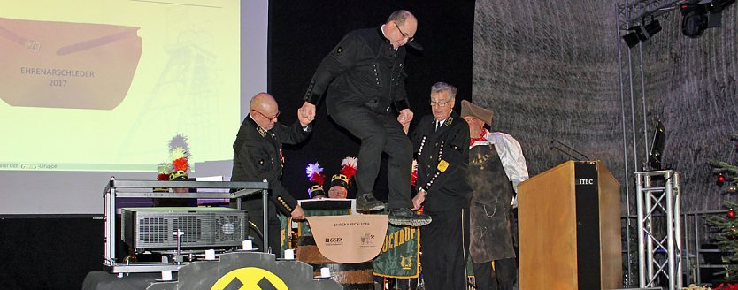 Ehrenarschleder zwei Mal verliehen. (Foto: Karl-Heinz Herrmann)