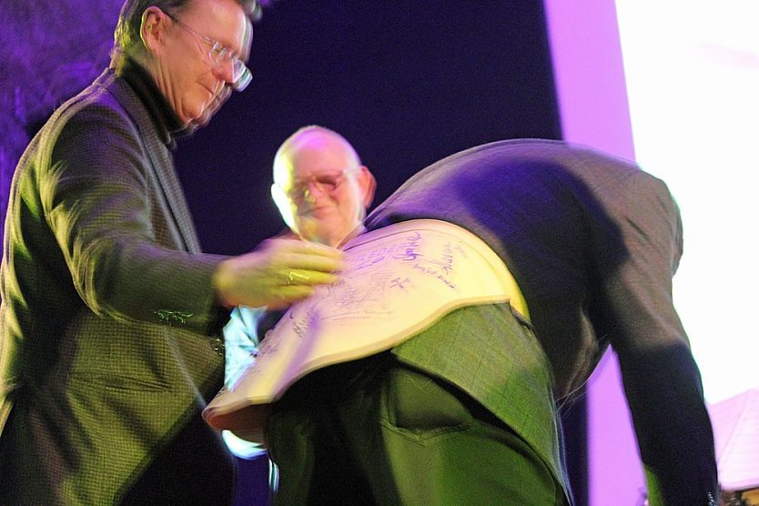 Ehrenarschleder zwei Mal verliehen. (Foto: Karl-Heinz Herrmann)