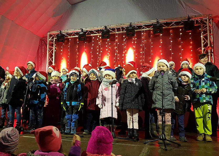 Vorsch&uuml;ler er&ouml;ffneten Frankenhisser Weihnachtsmarkt (Foto: Peter M&ouml;bius)