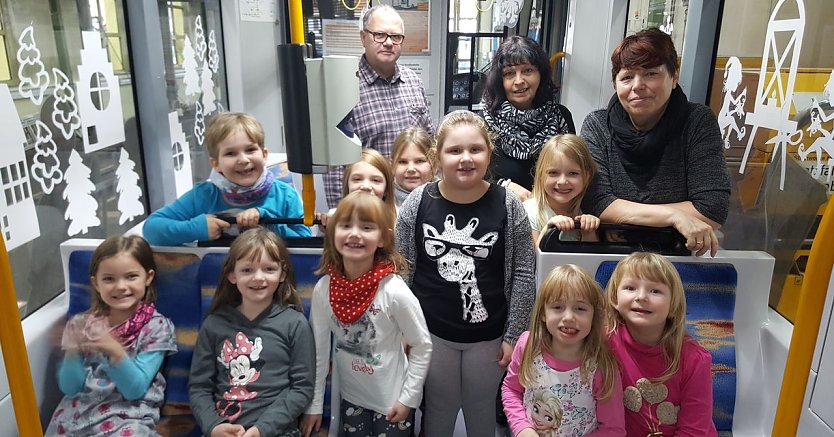 Kinder aus dem Domschl&ouml;sschen schm&uuml;cken eine Stra&szlig;enbahn (Foto: Stadtwerke Nordhausen)