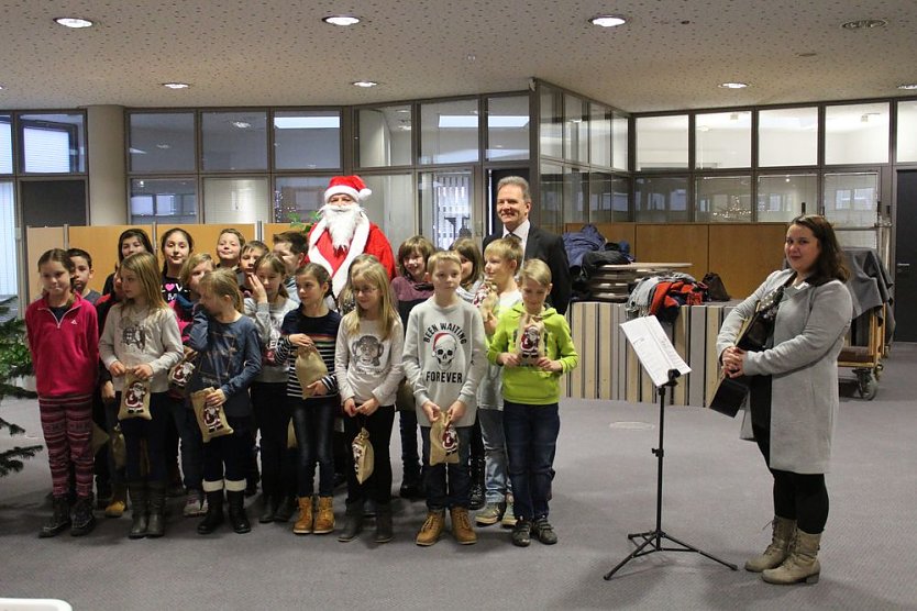 Weihnachtsmann besuchte Sparkasse (Foto: Karl-Heinz Herrmann)