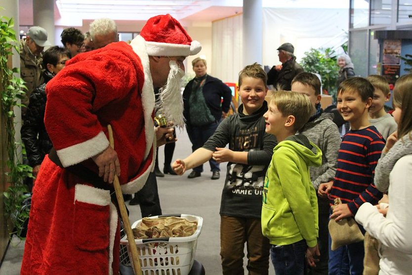 Weihnachtsmann besuchte Sparkasse (Foto: Karl-Heinz Herrmann)