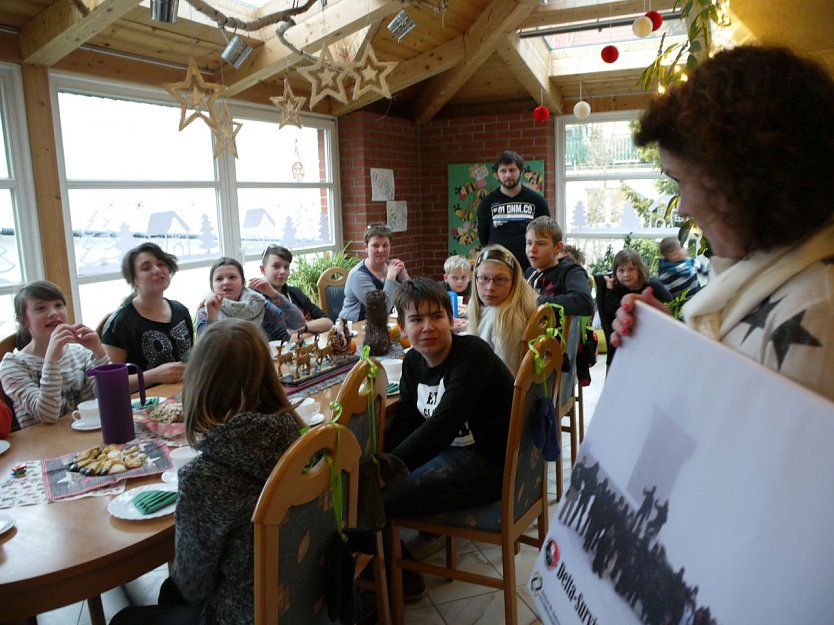 Bei der Spenden&uuml;bergabe (Foto: Ilka K&uuml;hn)