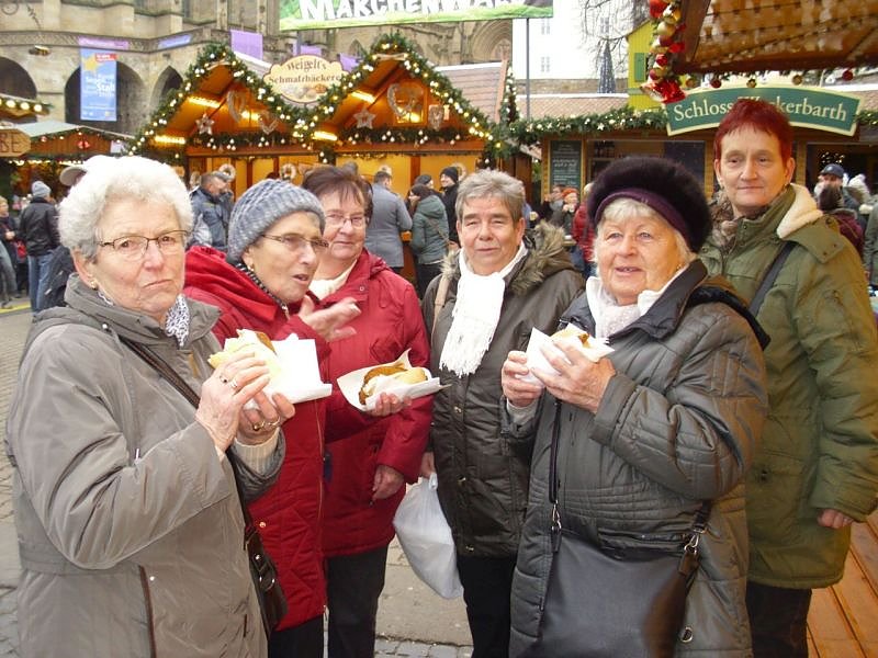 WB 4 Senioren und G&auml;ste auf Erfurter Weihnachtsmarkt (Foto: Thomas Leipold)