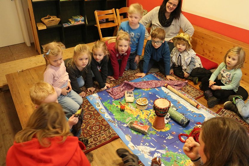 Die weite Welt von zu Hause aus erkundet - Weltladen als Lernort (Foto: Angelo Glashagel)