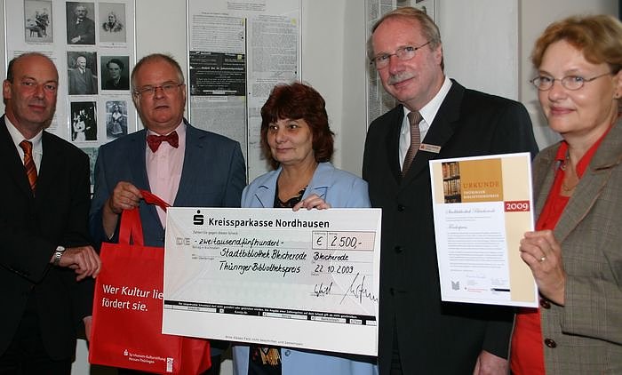 Preis &uuml;bergeben (Foto: KSK)