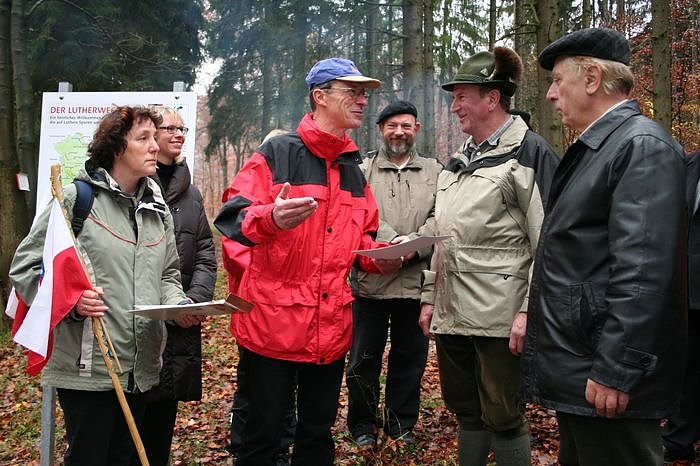 Enth&uuml;llung im Wald (Foto: Piper/pln)