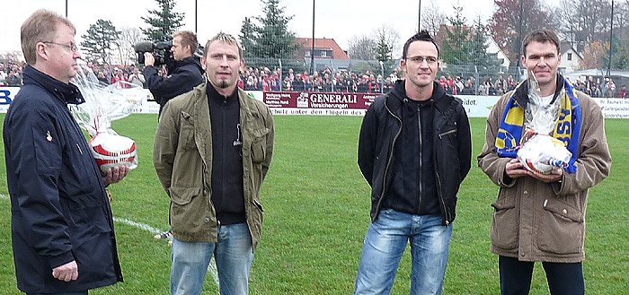 Verabschiedung Spieler (Foto: Karl-Heinz Herrmann)