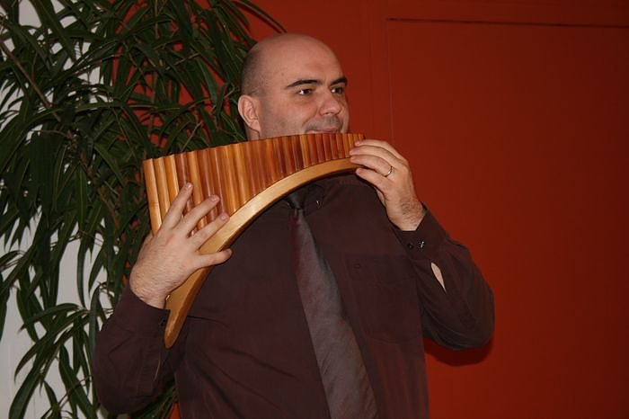 Gottesdienst mit Panfl&ouml;te (Foto: D. Praetorius)