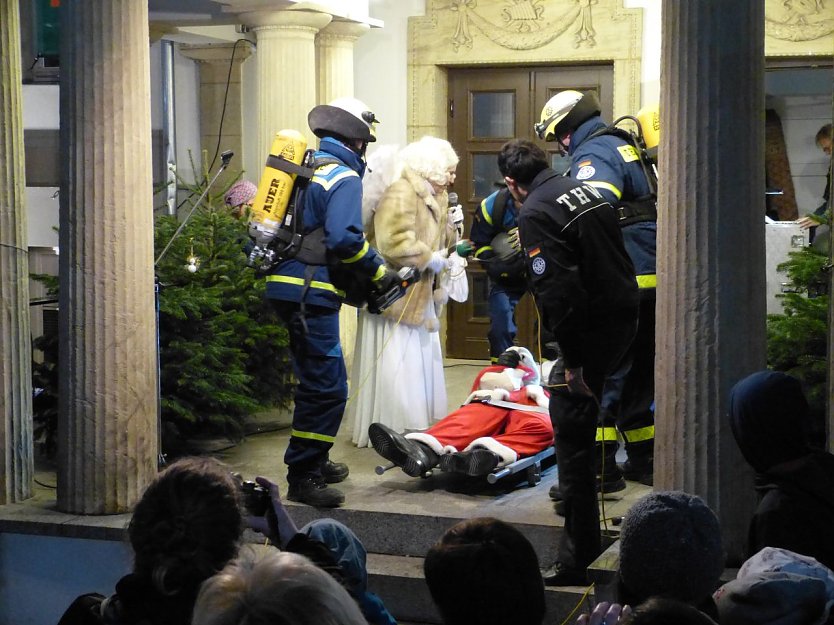 Aufregung am Theater-Adventskalender bei T&uuml;rchen No. 8 (Foto: Matthias Schwarz)