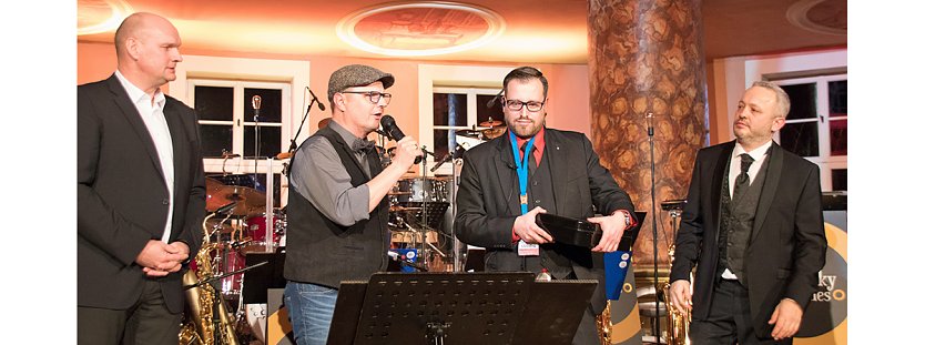 &Uuml;bergabe von Spenden im Rahmen des Weihnachtskonzertes (Foto: Martin Ludwig)