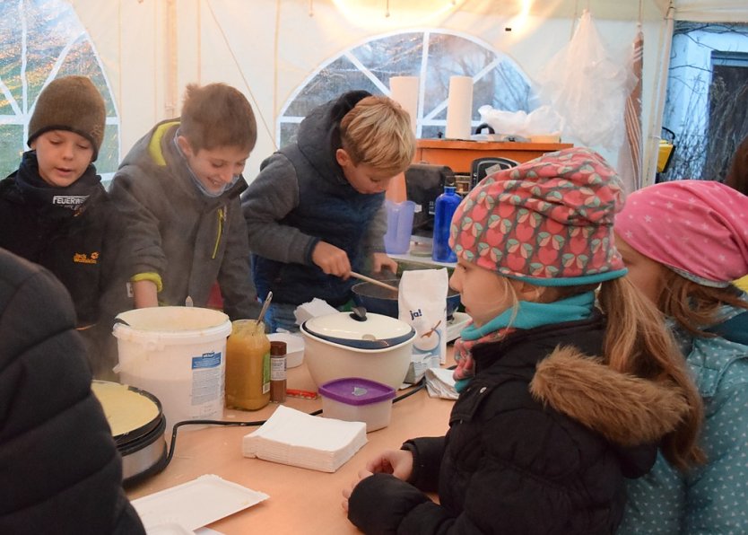 Kinder beim Weihnachtsmarkt (Foto: Josephine Ga&szlig;mann)