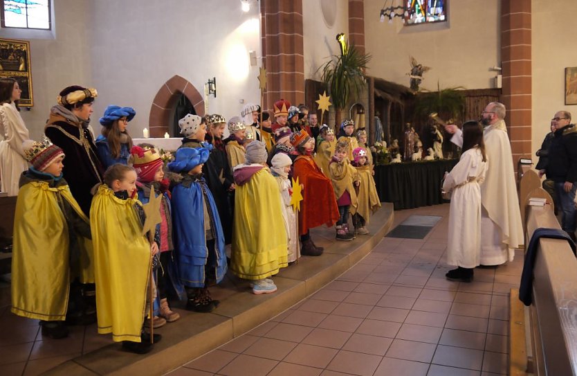 Segen für die Sternsinger (Foto: Ilka Kühn) Segen für die Sternsinger (Foto: Ilka Kühn)