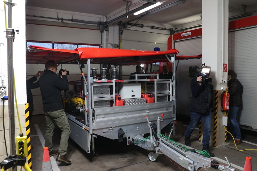 Der neue Wasserwehranh&auml;nger der Berufsfeuerwehr (Foto: Angelo Glashagel)
