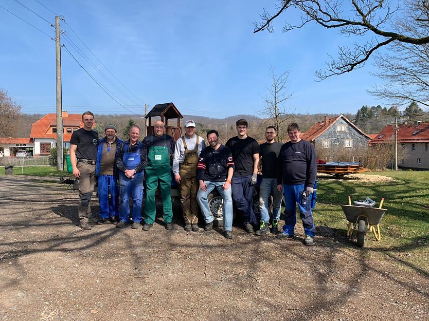 Die Mitglieder des Sportvereines halfen beim Fr&uuml;hjahrsputz. (Foto: privat)