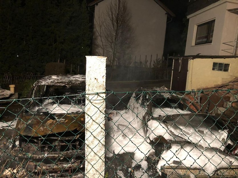 Carport und mehrere Fahrzeuge gehen in Flammen auf (Foto: Silvio Dietzel) Carport und mehrere Fahrzeuge gehen in Flammen auf (Foto: Silvio Dietzel)