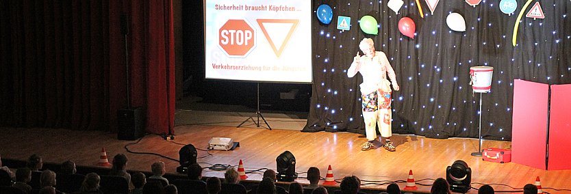 Mit Clown Hajo f&uuml;r mehr Sicherheit (Foto: Karl-Heinz Herrmann)
