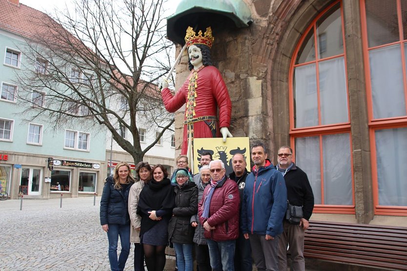 Mitarbeitende der Jugendfreizeith&auml;user und beteiligter Partner: B&auml;rbel Schulze, Sabine Eisterhues, Julia Seibel, J&ouml;rg Brelinger, Dennis R&uuml;ter (alle Bochum) und Reiner Schumann, Falken Nordhausen e.V., Jochen Tischer, Vors. Freundeskreis Bochum, Colin Reu&szlig;, Rothleimm&uuml;hle, Carmen Witzel, Rothleimm&uuml;hle, Kathleen Scholz, Stadtratsb&uuml;ro/Partnerst&auml;dte der Stadtverwaltung Nordhausen. Oberb&uuml;rgermeister Kai (Foto: Pressestelle Stadt Nordhausen)