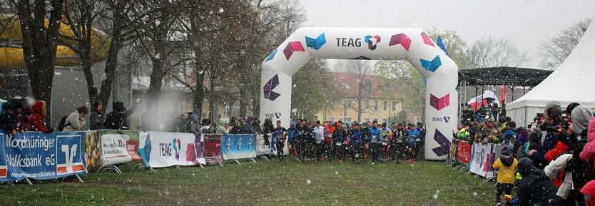 Schnee und Kälte beim Kyffhäusder Berglauf (Foto: Karl-Heinz Herrmann) Schnee und Kälte beim Kyffhäusder Berglauf (Foto: Karl-Heinz Herrmann)