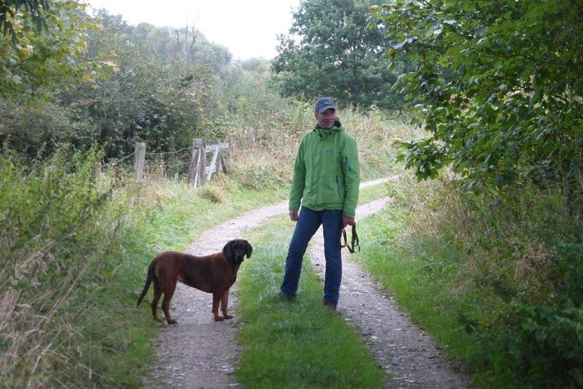 Nils Neu bei einem Spaziergang mit Hund in der Natur (Foto: privat) Nils Neu bei einem Spaziergang mit Hund in der Natur (Foto: privat)