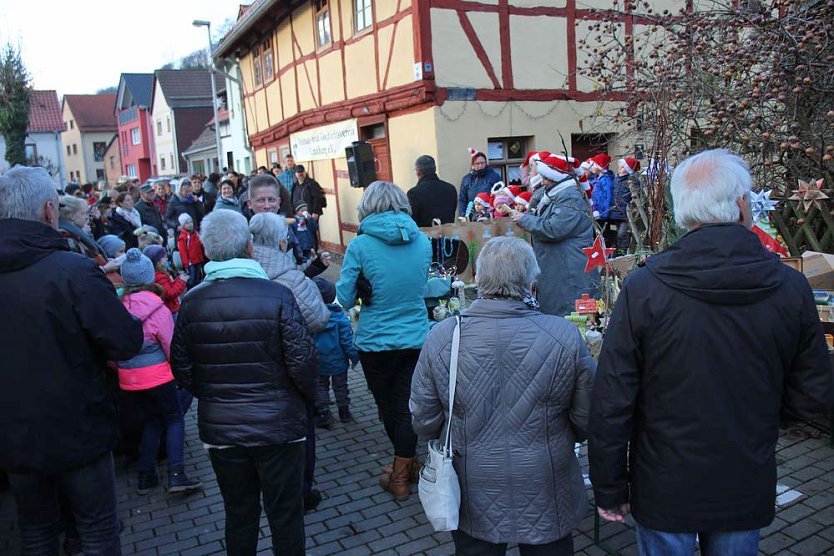 Feiner Weihnachtsmarkt in Jechaburg (Foto: Karl-Heinz Herrmann) Feiner Weihnachtsmarkt in Jechaburg (Foto: Karl-Heinz Herrmann)