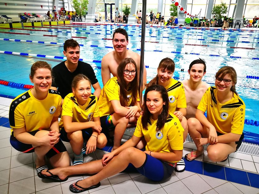 Die jungen Schwimmerinnen und Schwimmer des SVN beim Adventsschwimmen in Erfurt (Foto: SVN 90)
